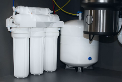 Under sink reverse osmosis device